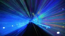 Физици успяха да забавят скоростта на светлината