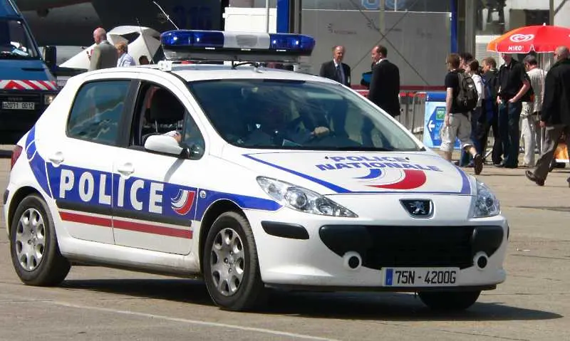Въоръжен мъж взе заложници в Източен Париж