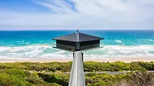 Уникална къща в Австралия създава илюзията, че плува в морето