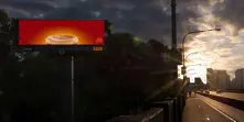 Вкусен билборд светва с изгрева на слънцето