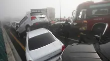 100 автомобила катастрофираха в Южна Корея (видео)