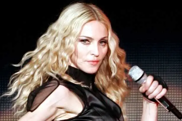 Мадона падна на сцената на наградите Брит