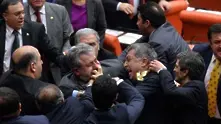 Бой и ранени в турския парламент