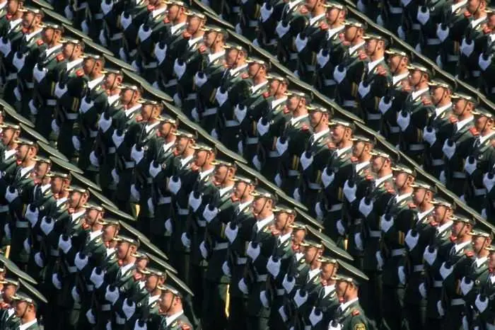 Китай лишава от кариера дебелите военни