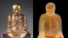 Статуя на Буда с мумия на дзен будистки учител