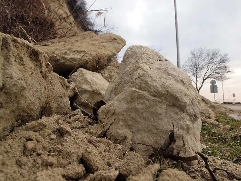 Взривяват опасните скални късове по пътя Девин - Кричим