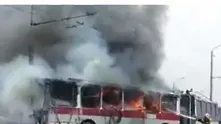 Тролейбус с пътници пламна като факла във Варна