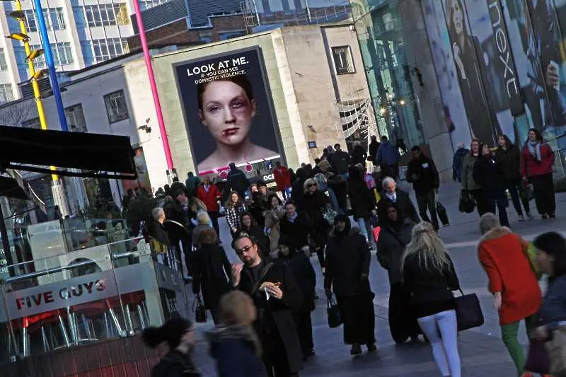 Жена оздравява от погледите на минувачите на високотехнологичен билборд