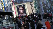Жена оздравява от погледите на минувачите на високотехнологичен билборд