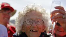 Баба отбеляза 100-годишния си юбилей със скок с парашут