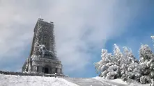 Виелица не спря над 10 хиляди българи да изкачат връх Шипка