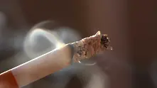3-годишно дете, пушещо цигара, разбуни духовете в интернет (видео)