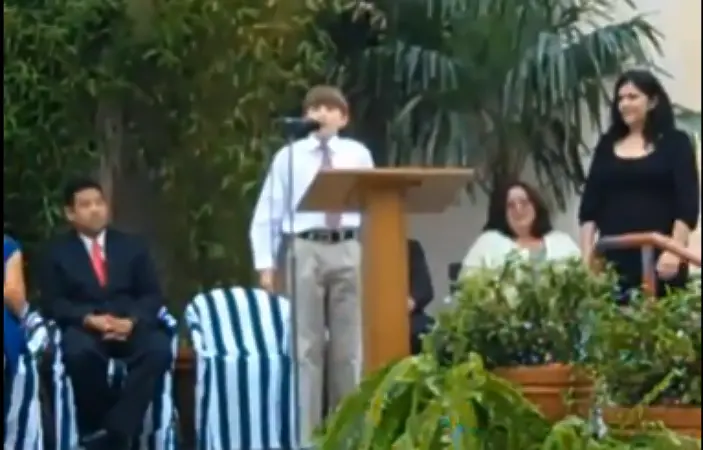 Вдъхновяващата реч на момче, болно от аутизъм, което завършва 6 клас