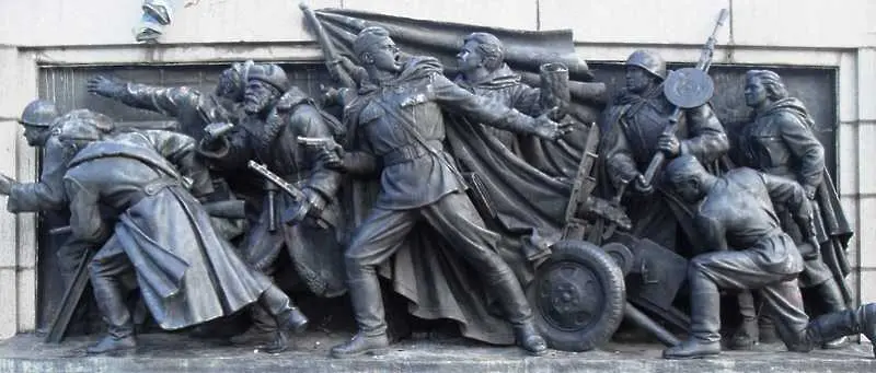 Доброволци пазят Паметника на съветската армия срещу оскверняване