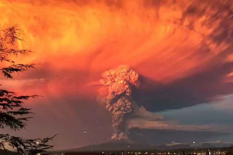 Хиляди евакуирани заради изригването на вулкан в Чили