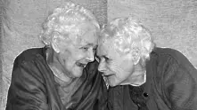 Починаха най-старите близначки в света