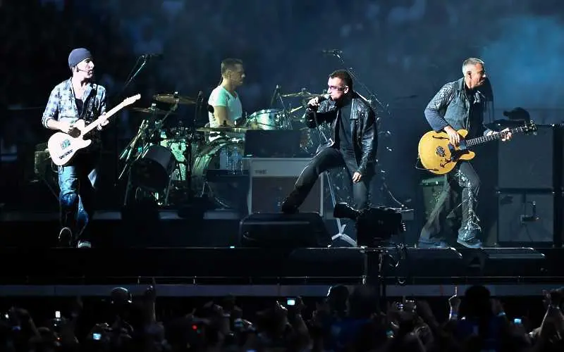Почина мениджърът на U2