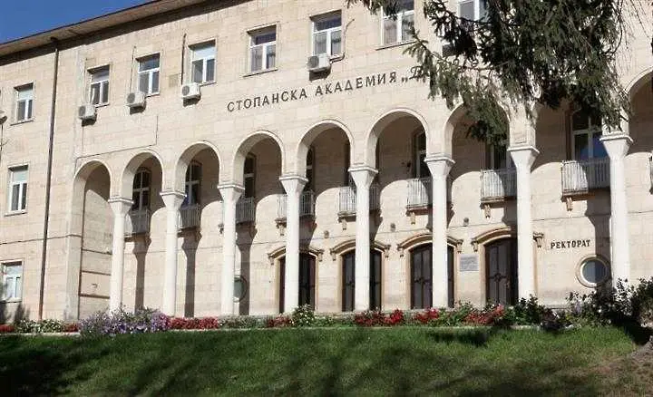 Бившият ректор на Стопанската академия в Свищов се барикадира в университета