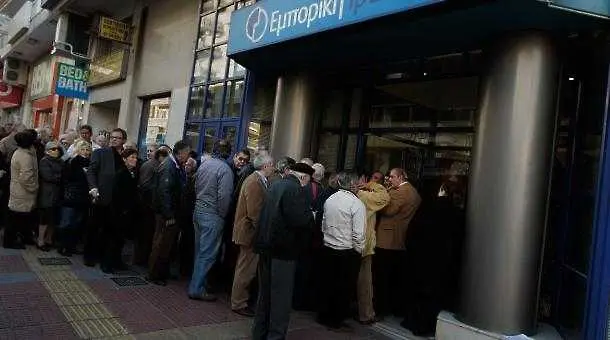 Гръцките банки въведоха неофициално лимит за теглене на пари