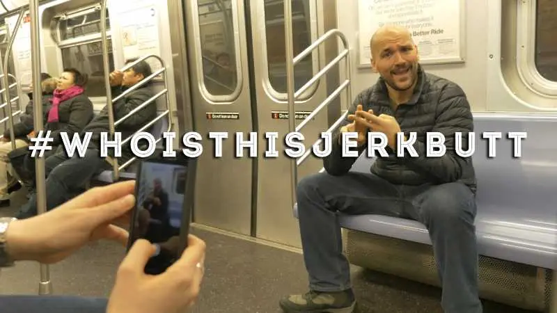 В Ню Йорк вече арестуват мъже, ако седят разкрачени в метрото 