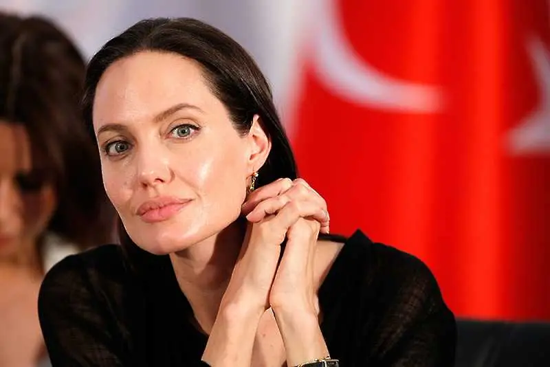 Анджелина Джоли посети бежански лагер в Турция