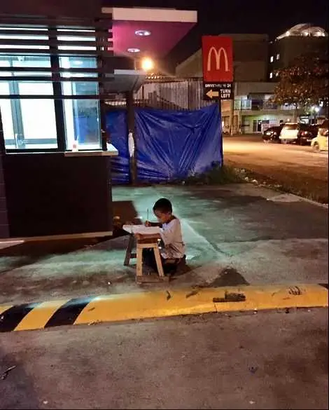 Една снимка промени живота на бедно дете от Филипините