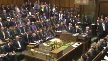 Рядък случай: Без сака в британския парламент заради жегата