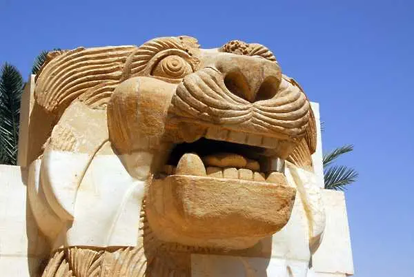 Ислямска държава троши древни статуи в Палмира