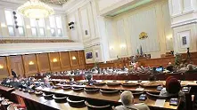 Със 180 подписа новият проект за Конституция влезе в парламента