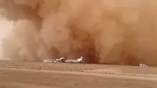 Огромна пясъчна буря връхлетя летище в Йордания (видео)