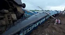 Влакове дерайлираха в Индия, десетки загинаха