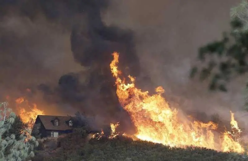 Огнена стихия обхвана Калифорния, пожарникар загина
