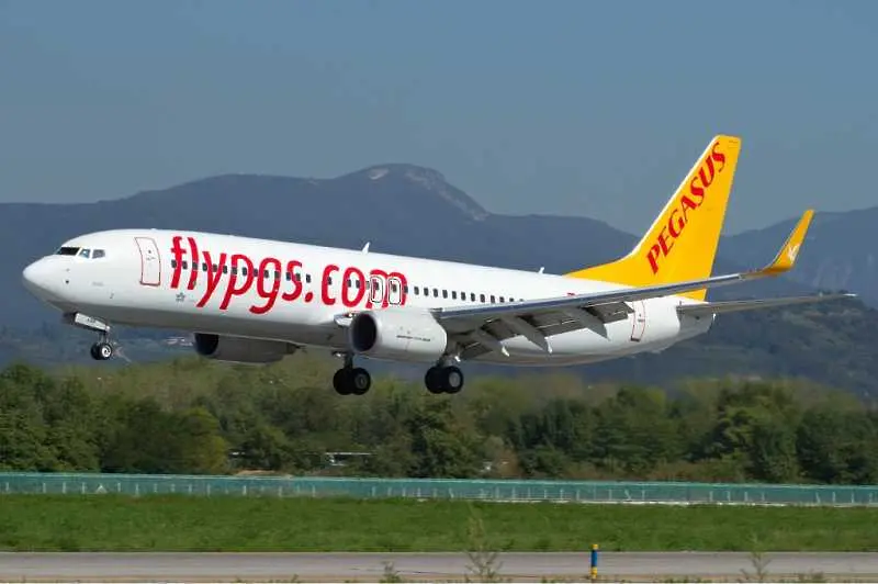 Турски самолет кацна аварийно на летище София