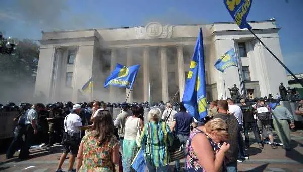 Над 100 ранени при щурма на украинския парламент, вероятно има и загинали (снимки)