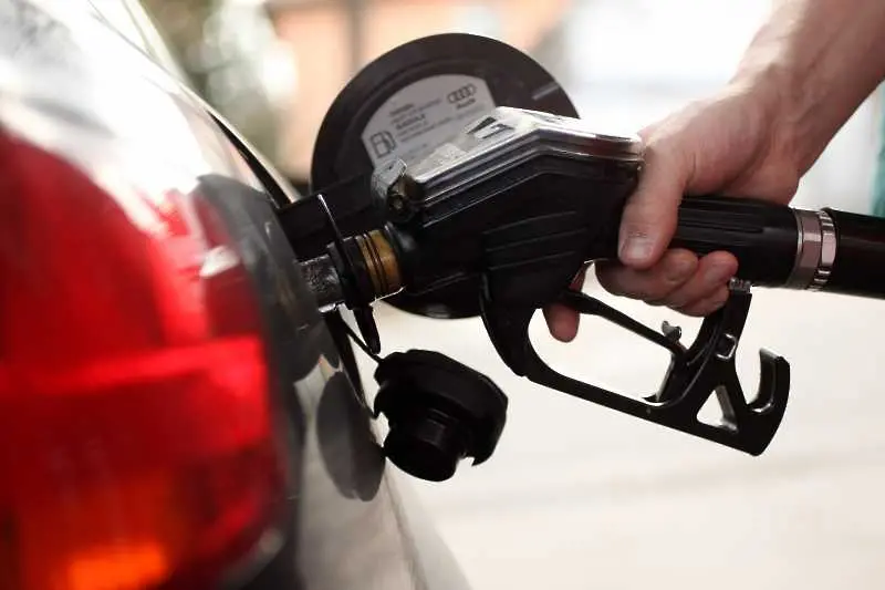 Сменят пломбите на измервателните уреди по бензиностанциите