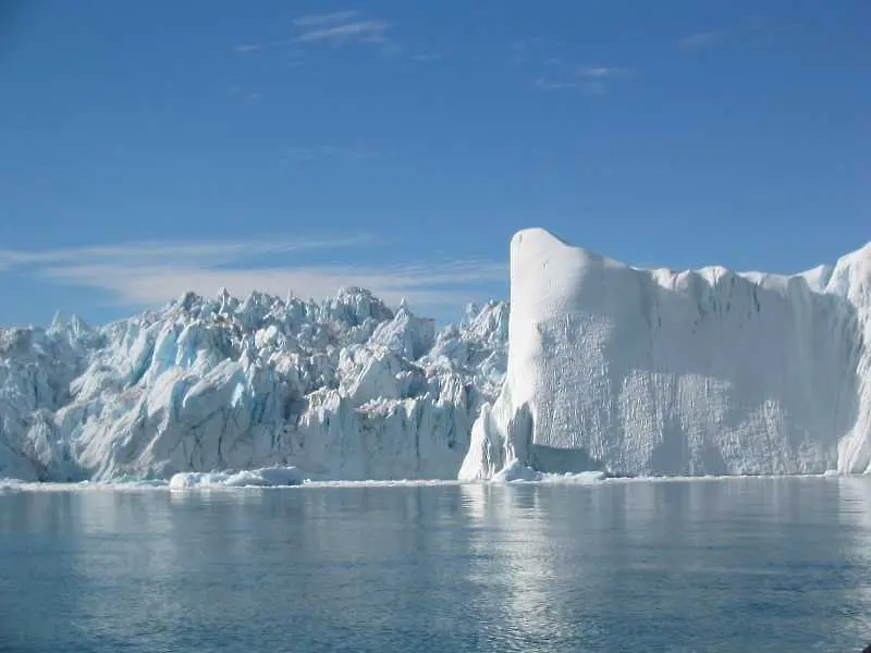 Гигантски къс се е отцепил от ледник в Гренландия