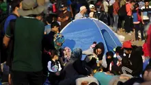 Хиляди имигранти влизат от Македония в Сърбия