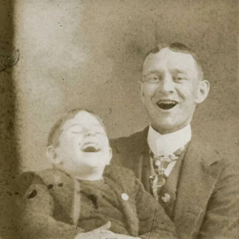 1910 г. – Един момент на нежност между баща и син