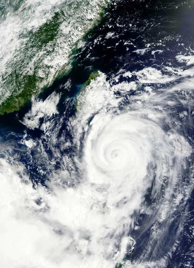 Тайфунът Гони връхлетя южна Япония, хиляди са без ток 