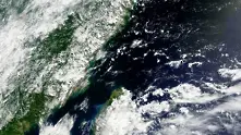 Тайфунът Гони връхлетя южна Япония, хиляди са без ток 