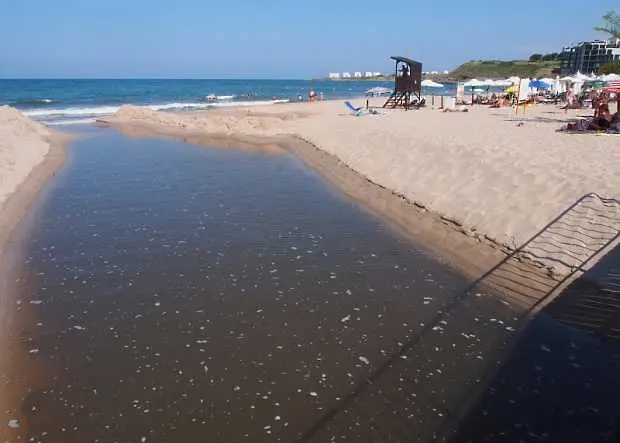 20 дни туристите на Лозенец са се къпали в заразеното море