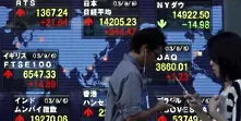Инвеститори разпродават ударно акциите на Япония