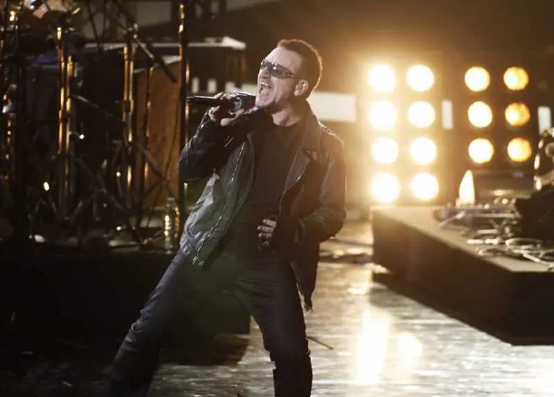 Концерт на U2 отложен заради въоръжен фен