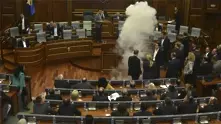Депутати пак обгазиха парламента в Косово