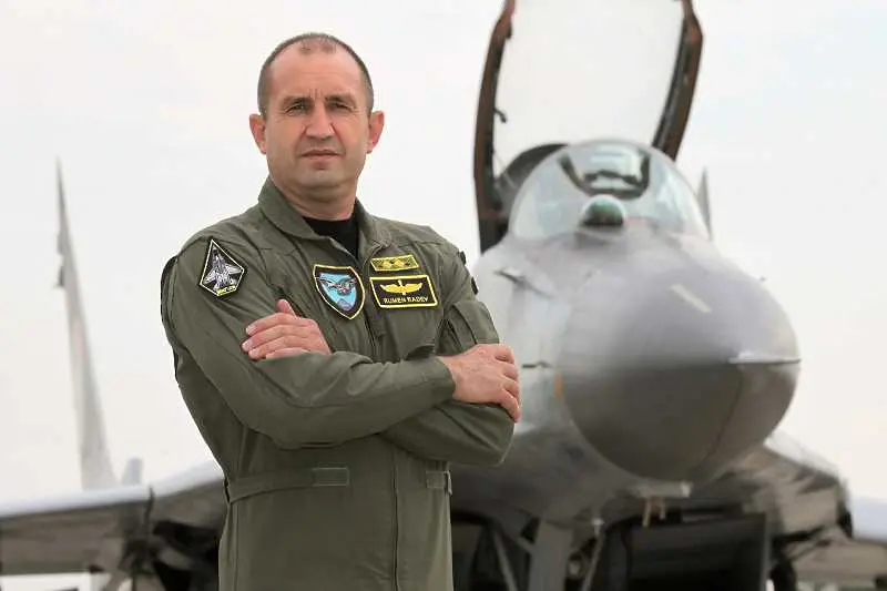 Шефът на военната авиация подаде оставка