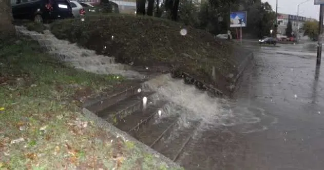 Пороен дъжд наводни сгради в Благоевград