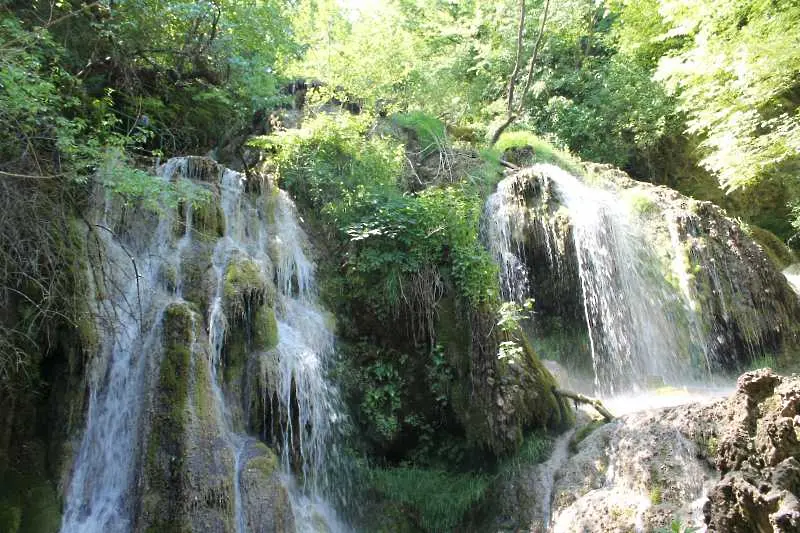 С тежка техника ще вадят затрупаните при Крушунските водопади