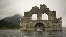 400-годишен храм изплува от воден резервоар в Мексико