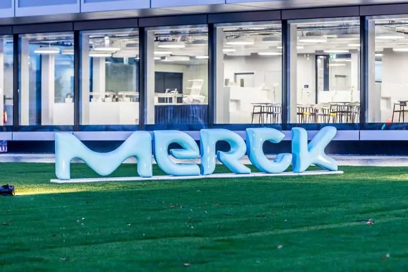 Новият корпоративен дизайн има за цел и да осигури неоспорима визуална връзка с бизнеса на Merck в САЩ и Канада. Поради тази причина компанията въвежда и друг впечатляващ, многоцветен елемент под формата на буквата "М" като добавка към логото. Този елемен