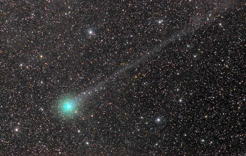 Откриха алкохол и захар в прелитаща край Земята комета